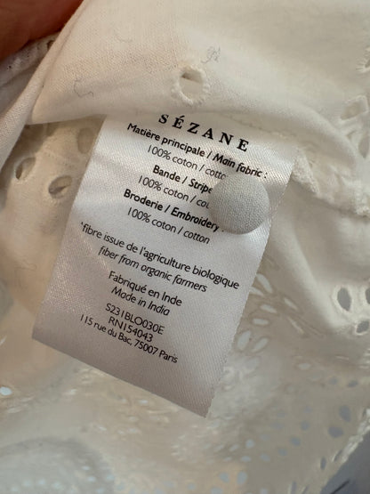 SÉZANE. Blusa blanca detalles bordados