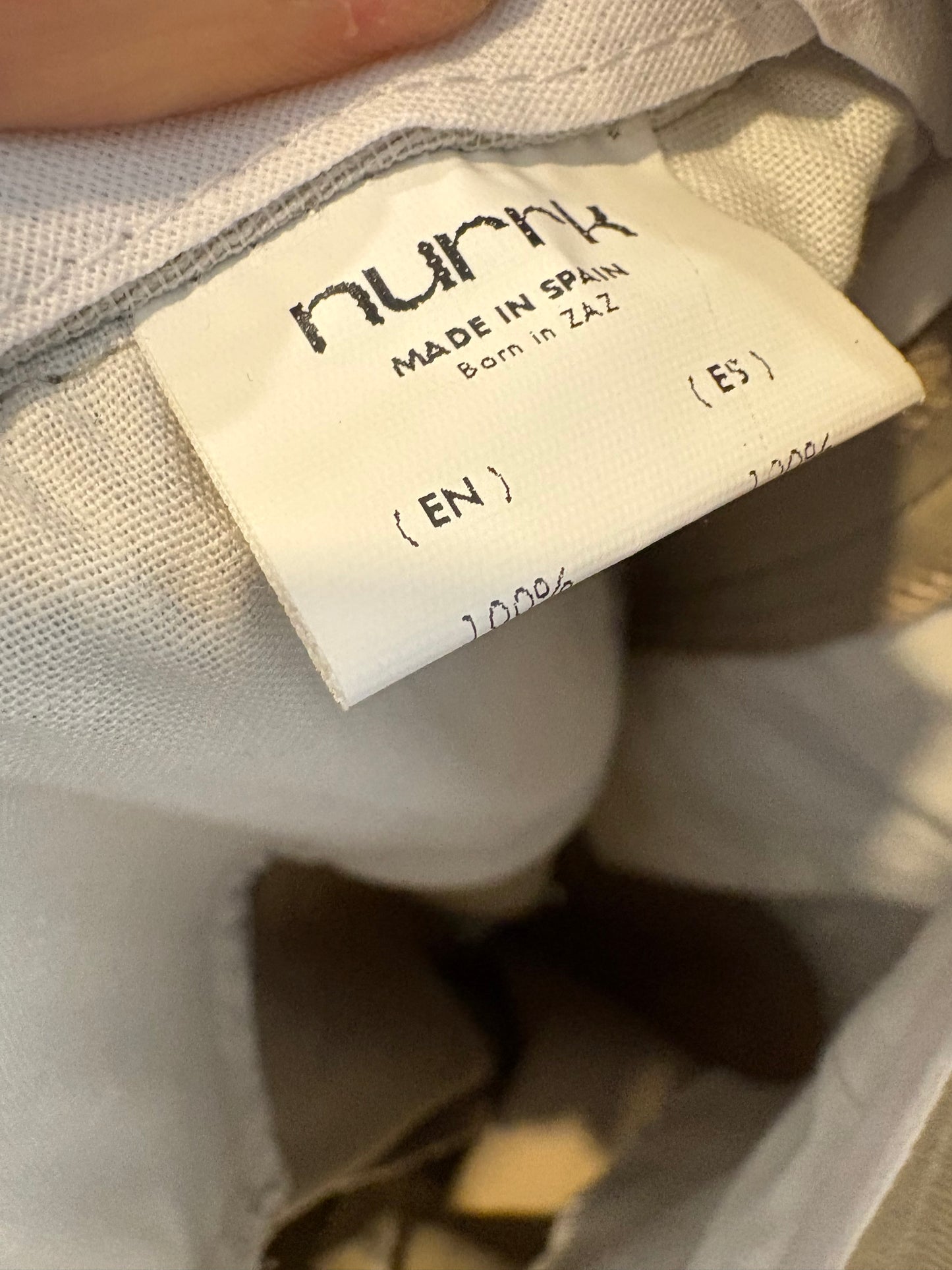 NURRK. Pantalón beige pinzas pata ancha