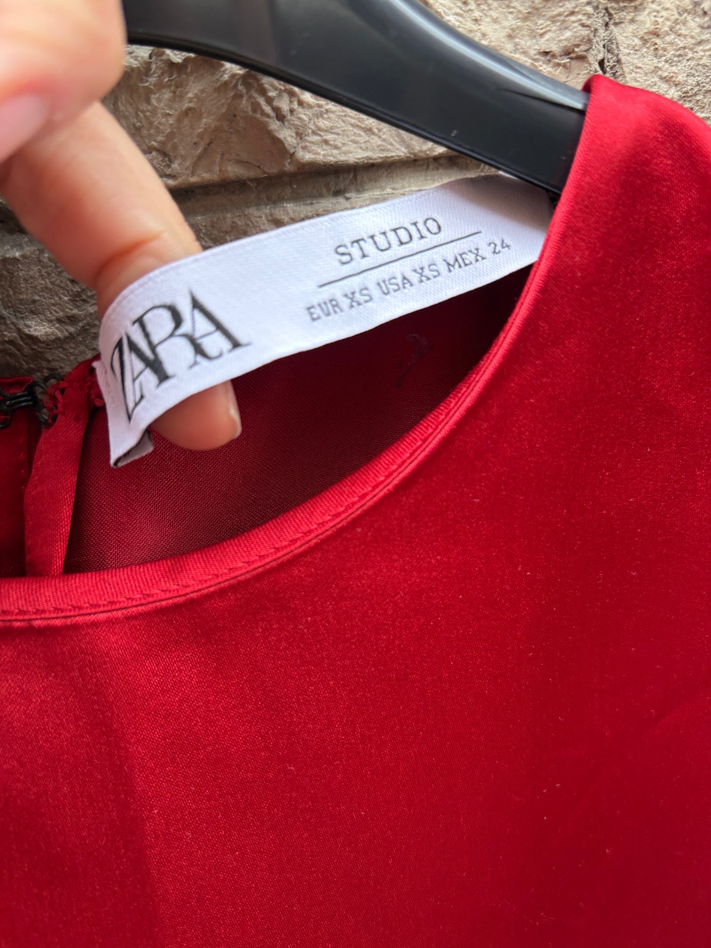 ZARA STUDIO. Vestido corto satinado bolsillos