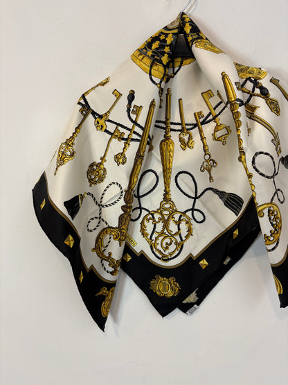 HERMÉS. Pañuelo seda estampado