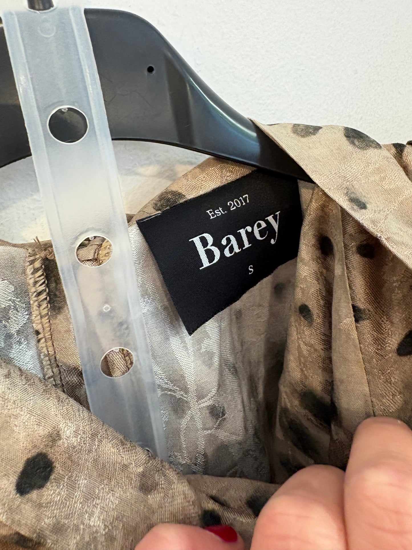 BAREY. Total look print