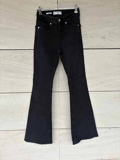 MANGO. Denim negro acampanado