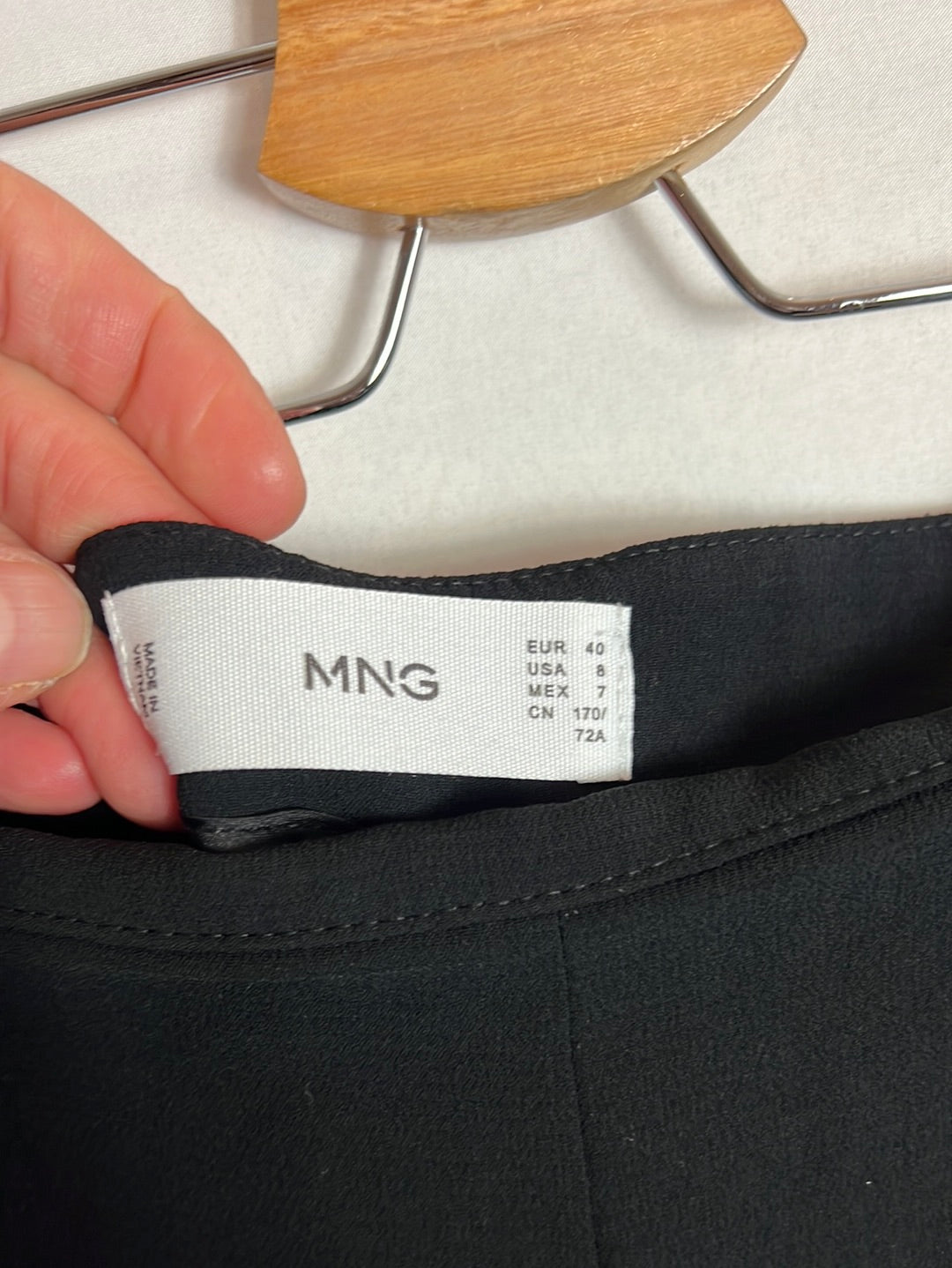 MANGO. Pantalones a negro pata ancha aperturas. T 40