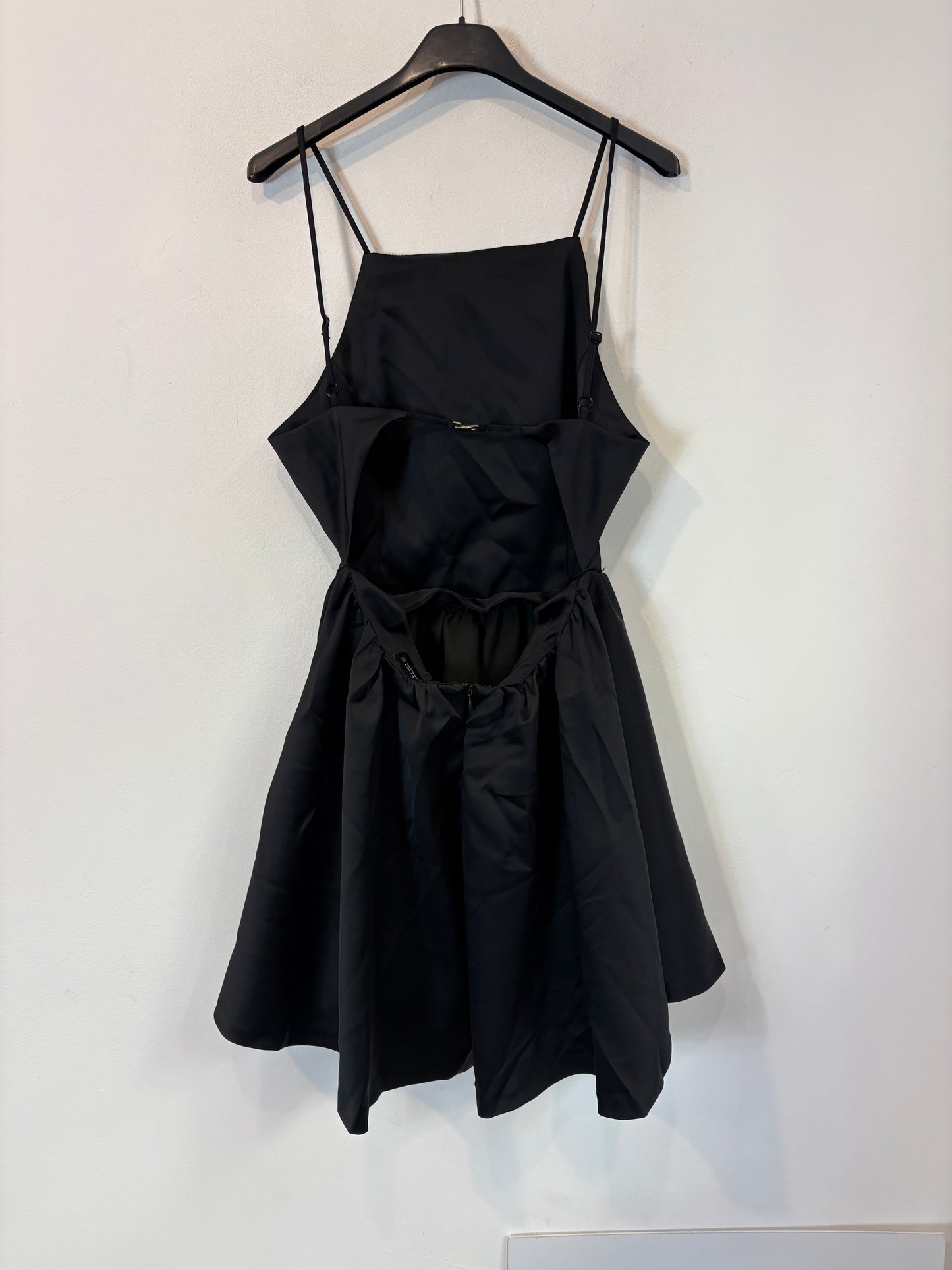 ZARA. Vestido negro detalle espalda