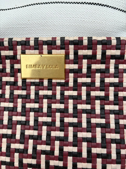BIMBA Y LOLA. Cartera de mano trenzada