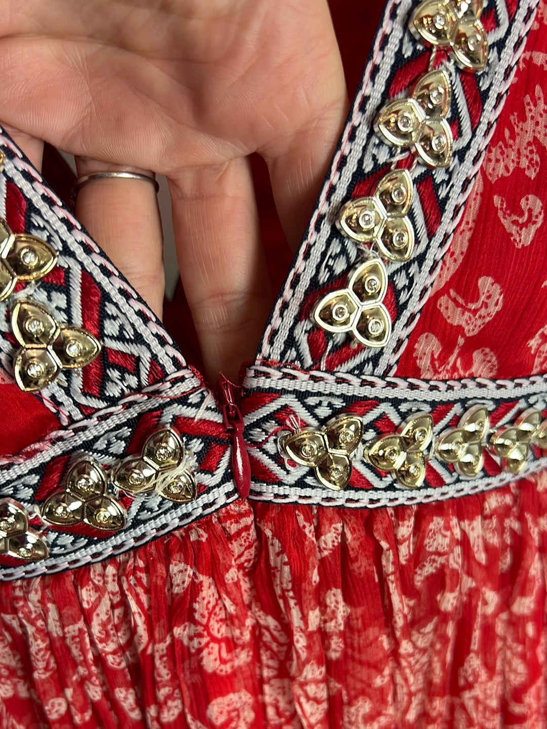 AMOË. Vestido largo rojo estampado detalle escote. T S