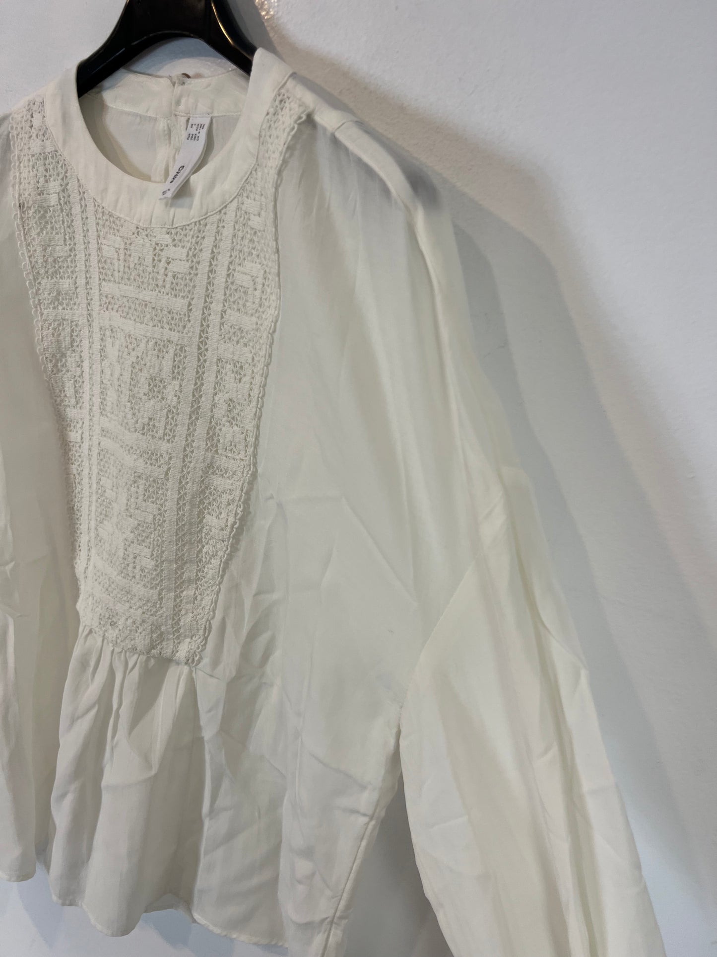 MANGO. Ecru blouse with neckline detail. Size XS