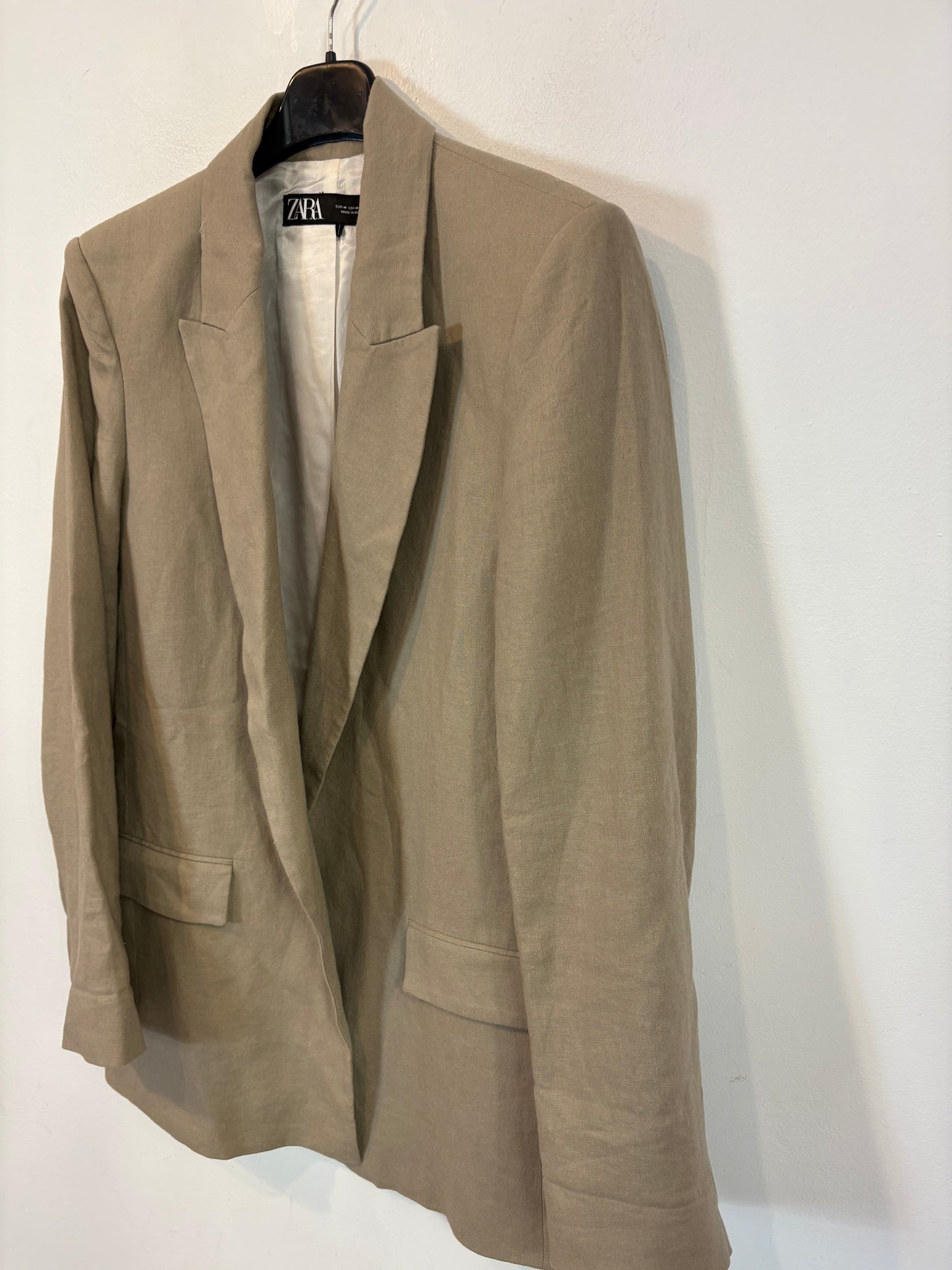 ZARA. Blazer color arena con lino y viscosa