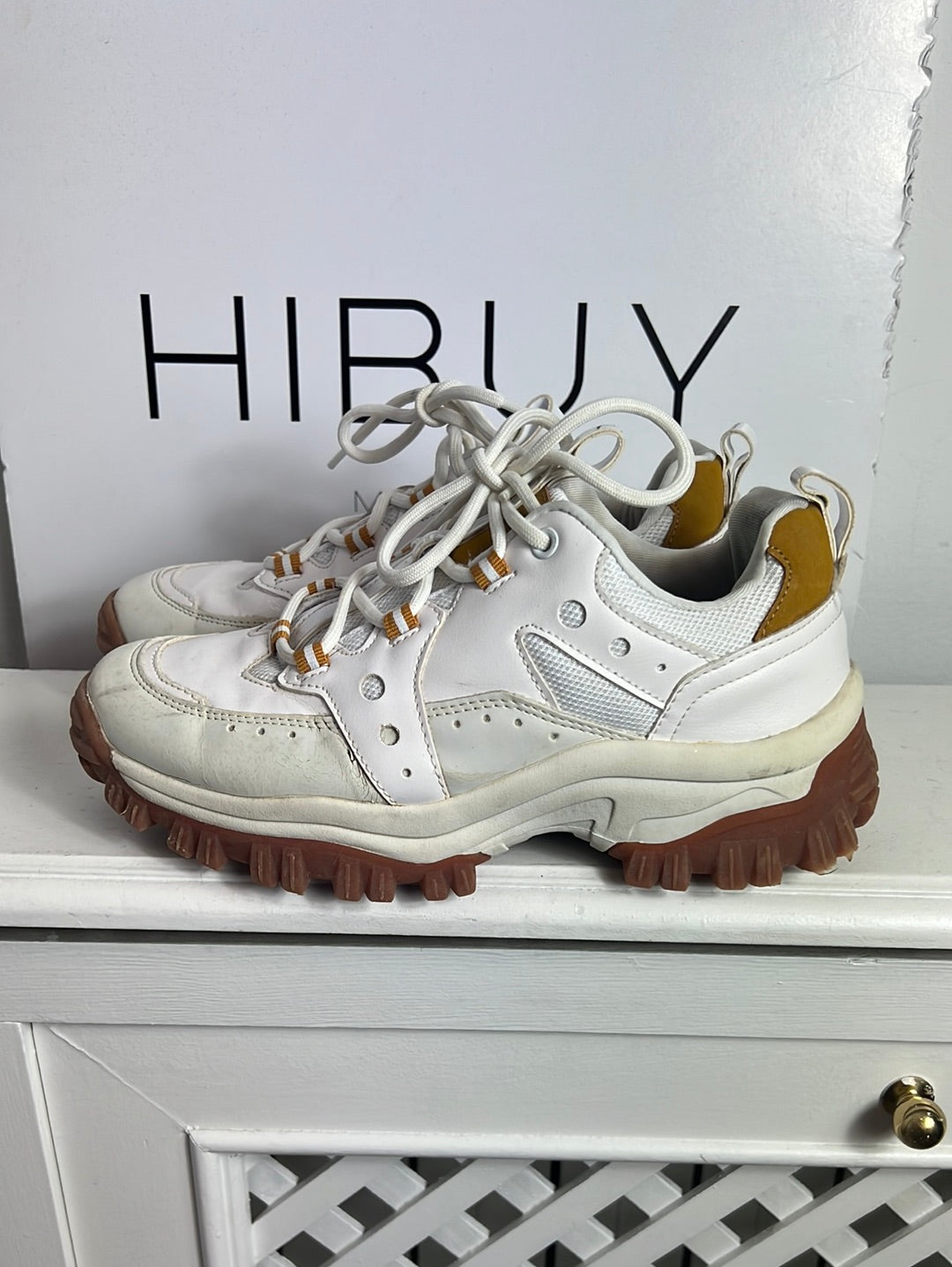 BERSHKA. Zapatillas bicolor  suela gruesa. T 37