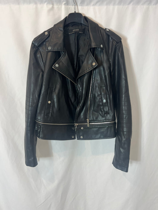 ZARA. Cazadora negra efecto piel. T M