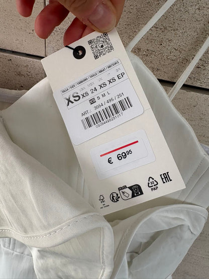 ZARA. Vestido corto blanco volante
