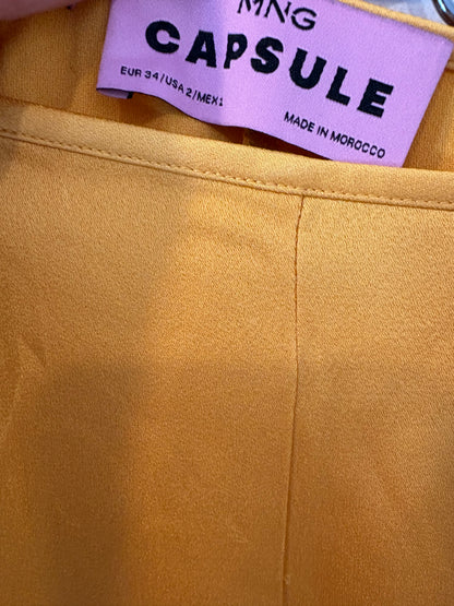 MANGO. Total look satinado plumas