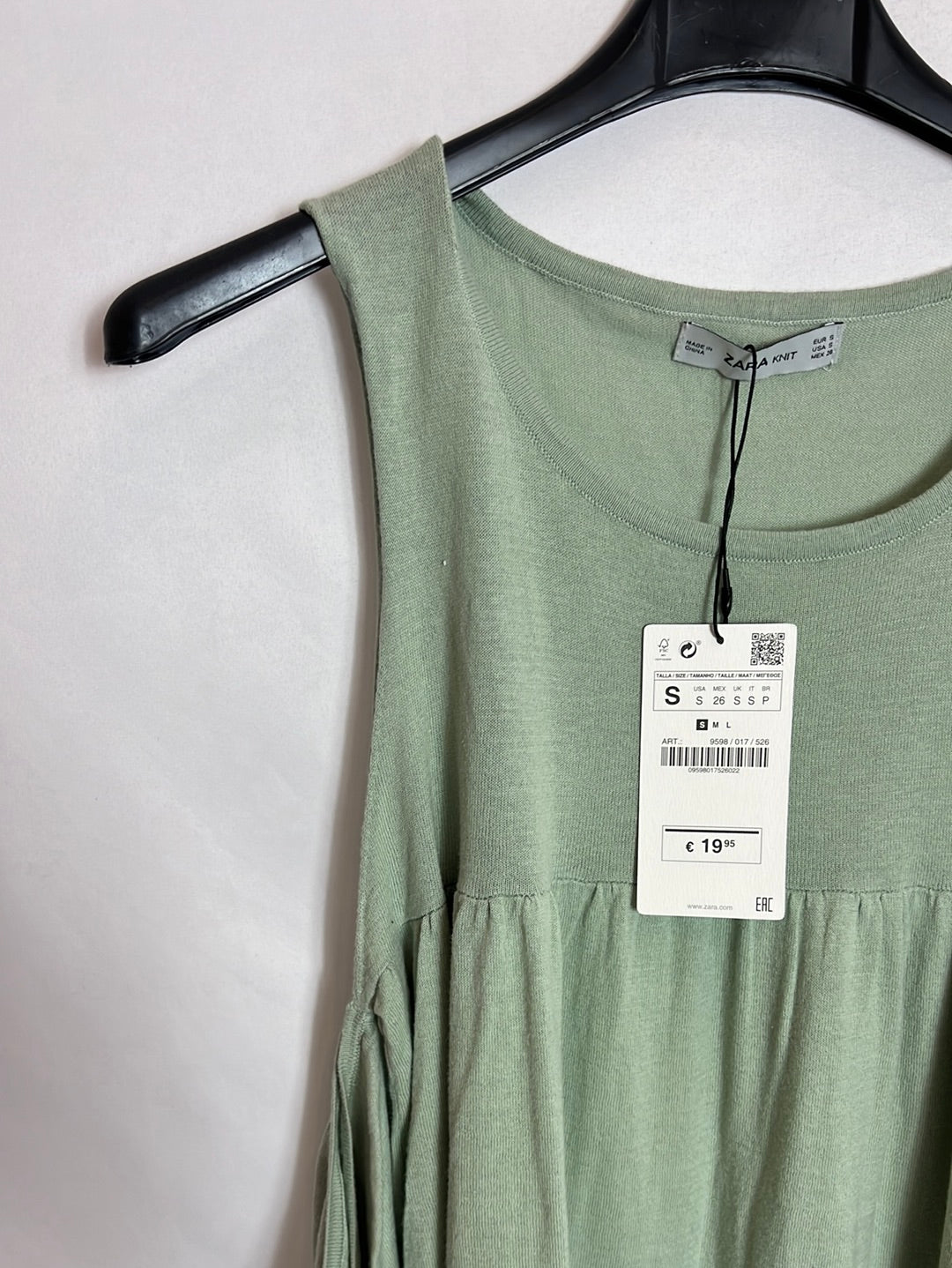 ZARA. Green knit top with asymmetrical sleeves. TS