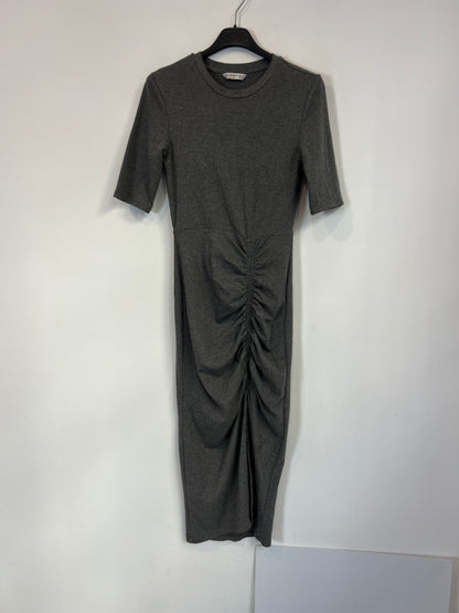 STRADIVARIUS. Tm gray ribbed midi dress