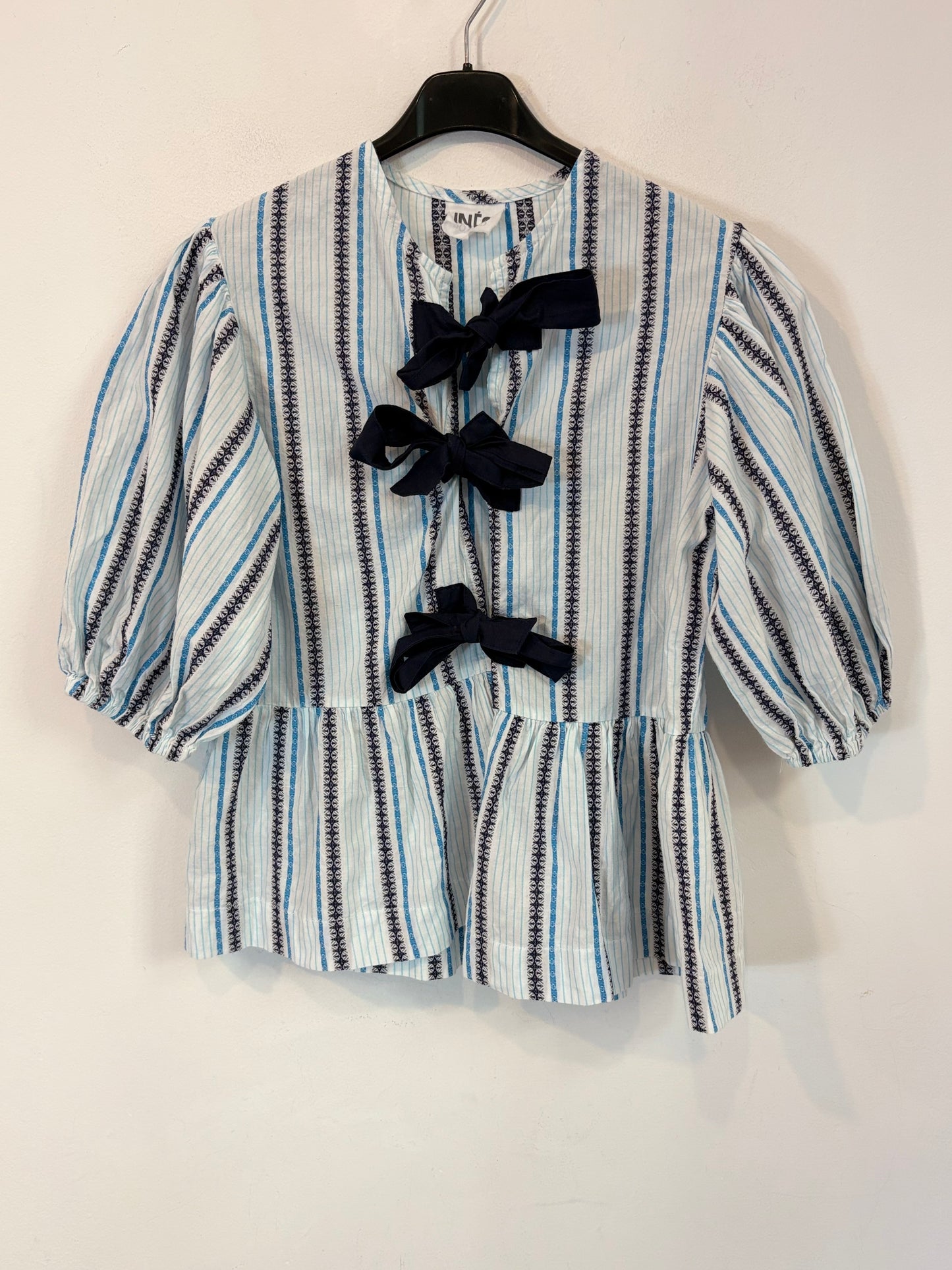 INESCRISTOS. Blusa de rayas detalle lazos