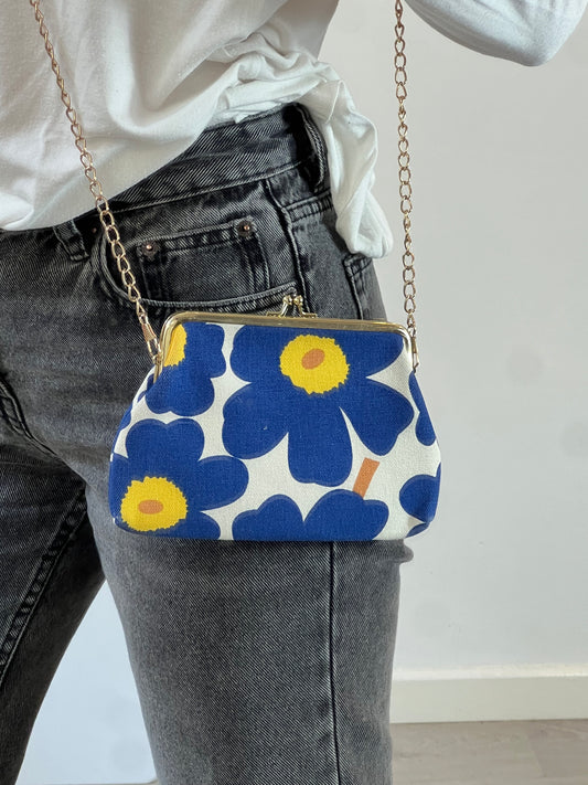 OTRAS. Bolso mini flores azules