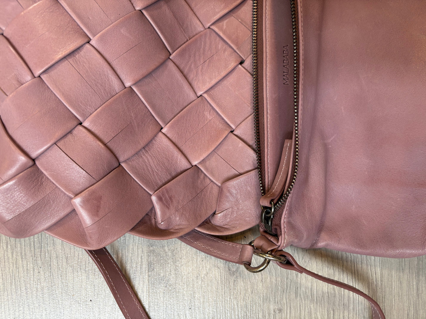 MALABABA. Bolso rosa palo trenzado