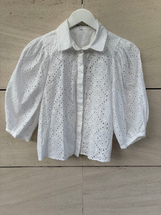 ZARA. Blusa blanca troquelada