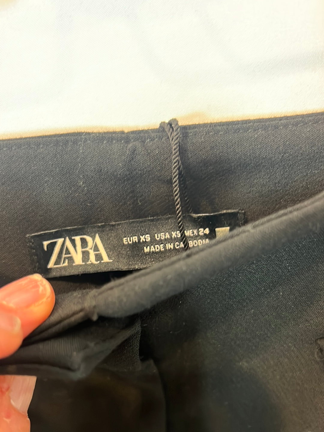 ZARA. Black pleated trousers with hem S.xs