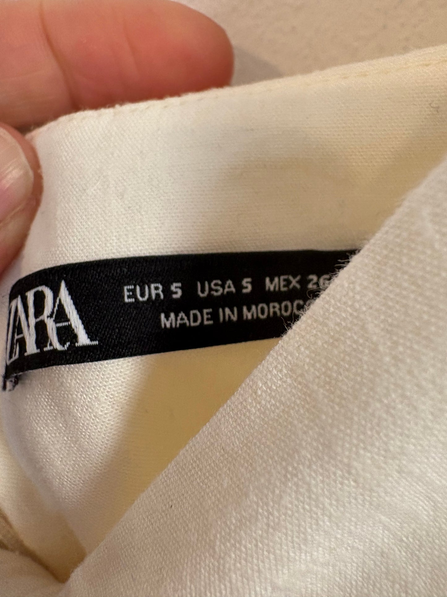 ZARA. Vestido midi blanco detalle escote