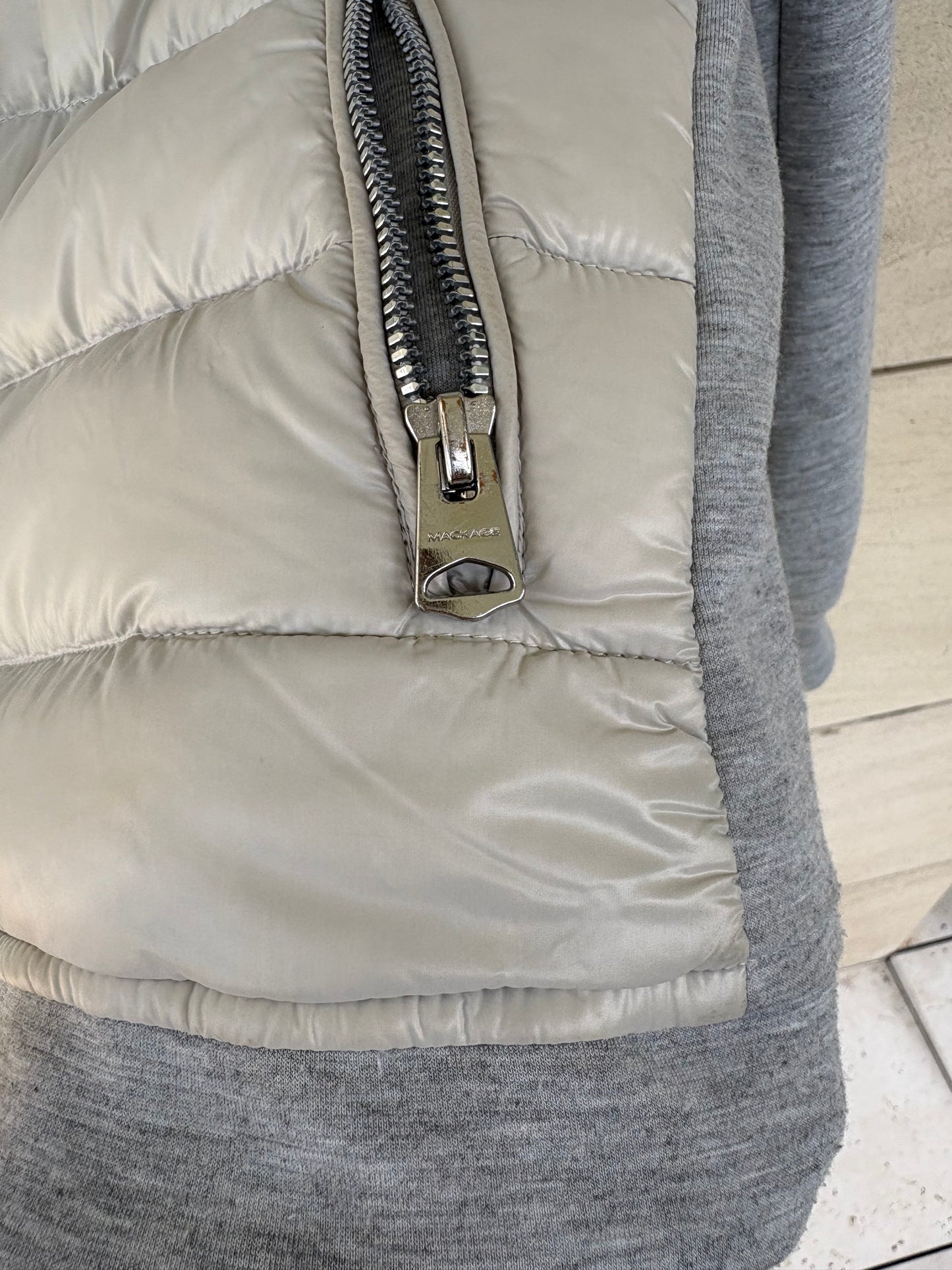 MACKAGE. Chaqueta gris doble textura ligera. T M