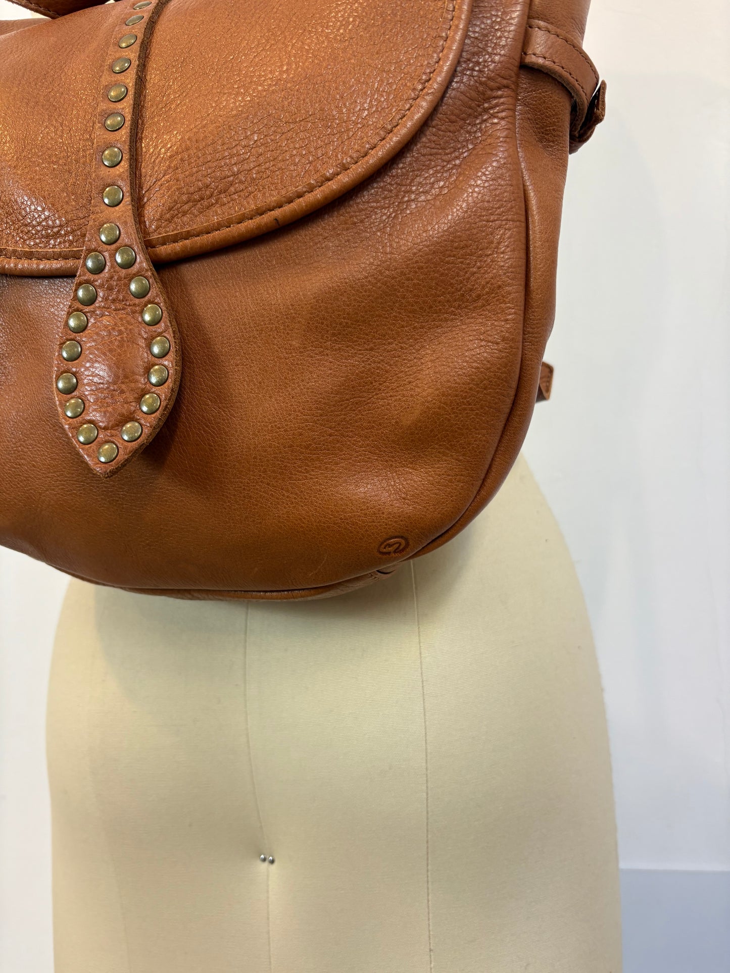 MICUIR. Mochila tachas camel