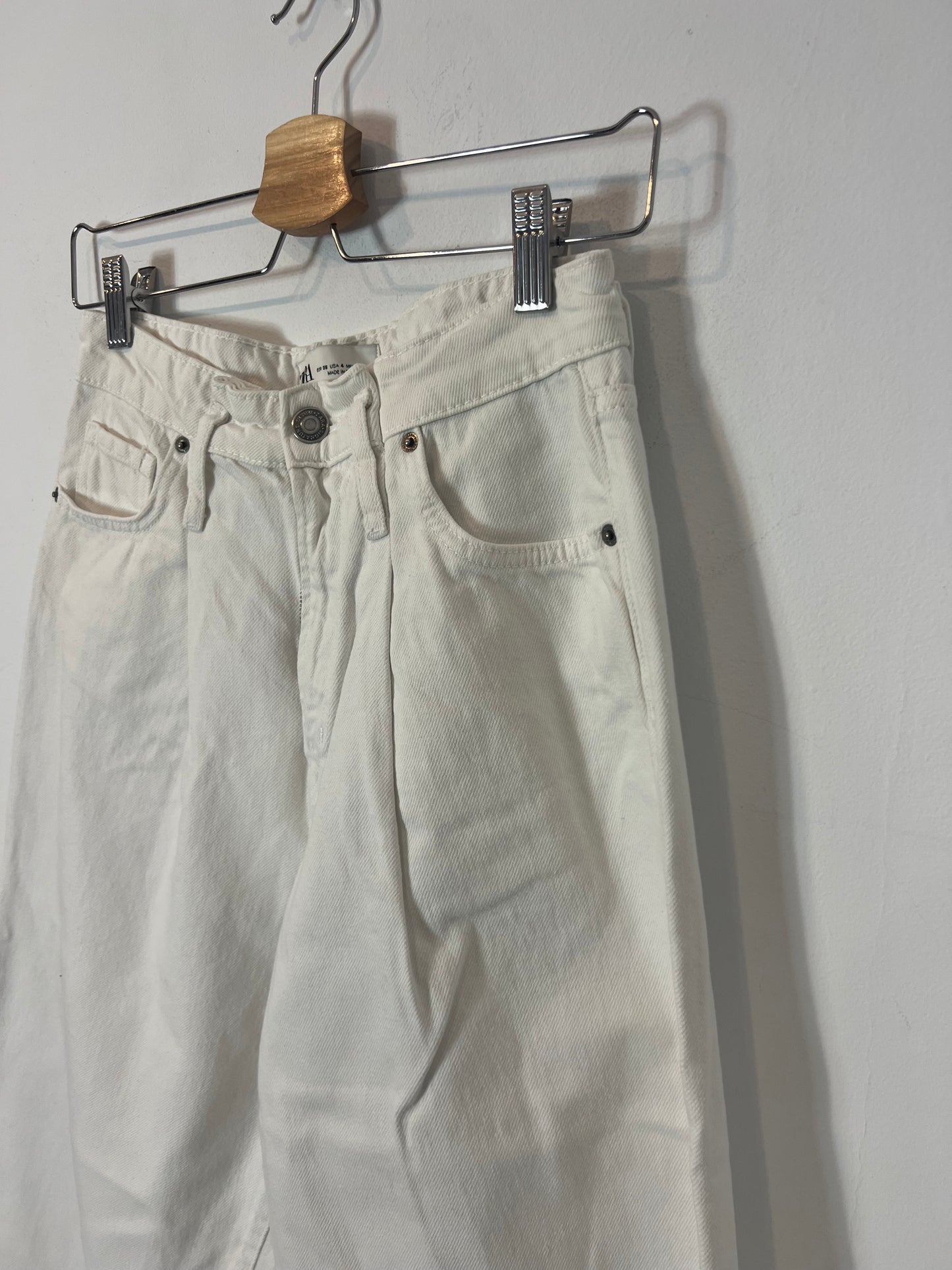 ZARA. Denim pinzas blanco. T 36