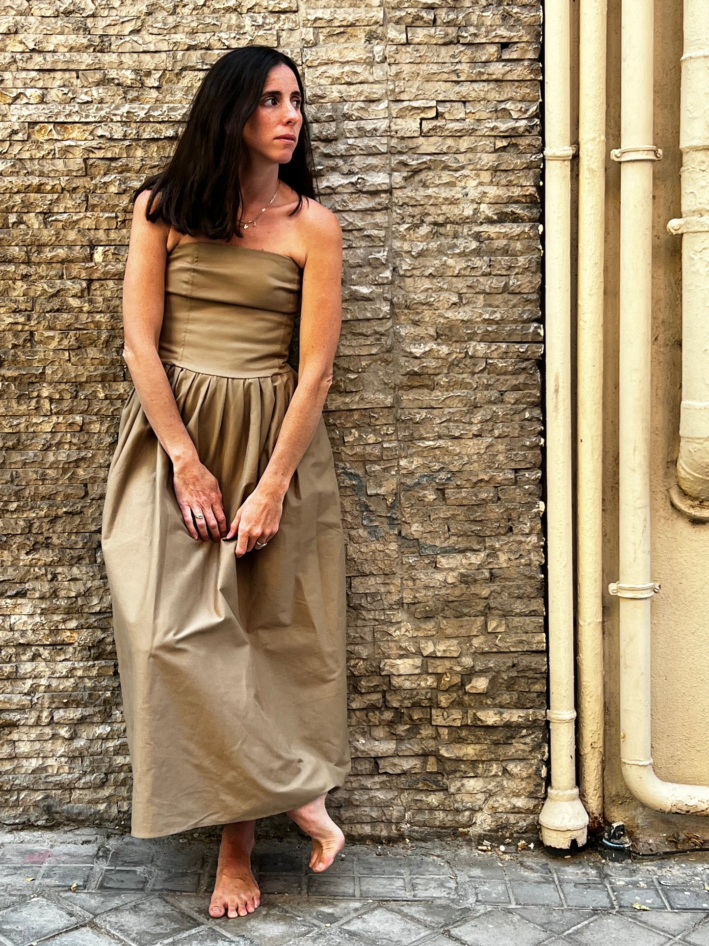 ZARA. Vestido palabra de honor caqui