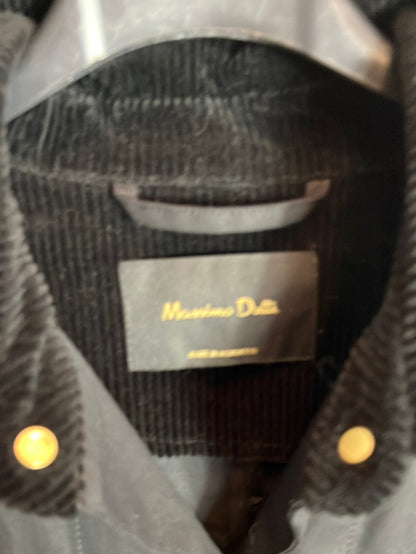 MASSIMO DUTTI. Capa/gabardina negra T.m