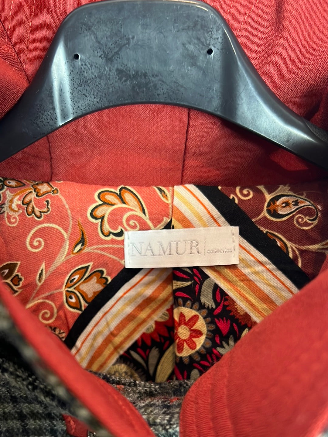 NAMUR. Checked wool cape with printed lining, size 38