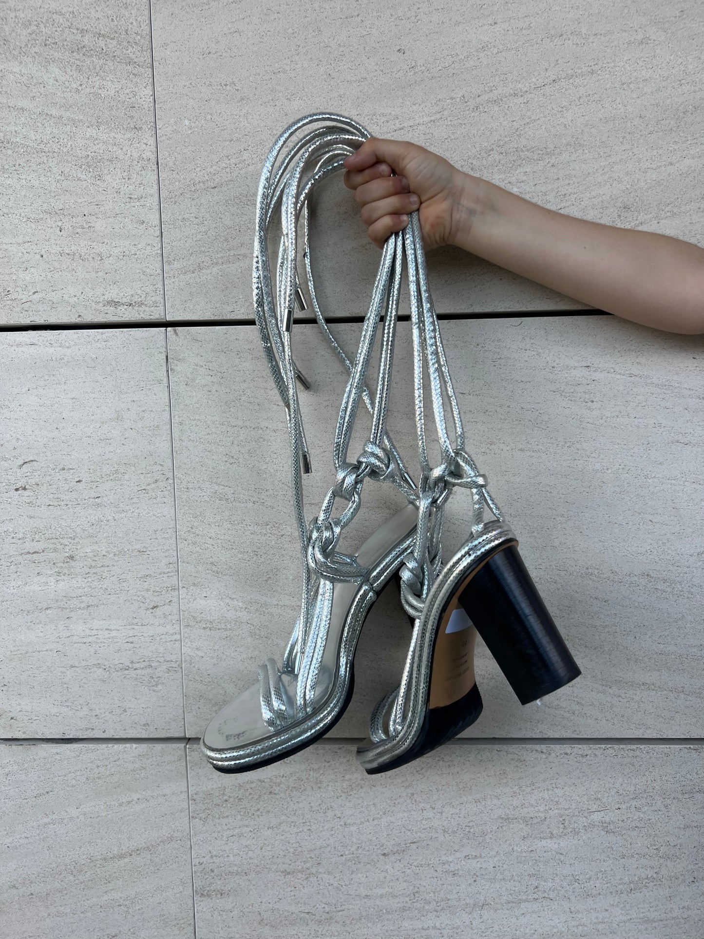 ISABEL MARANT. Sandalia plateada tiras T 39