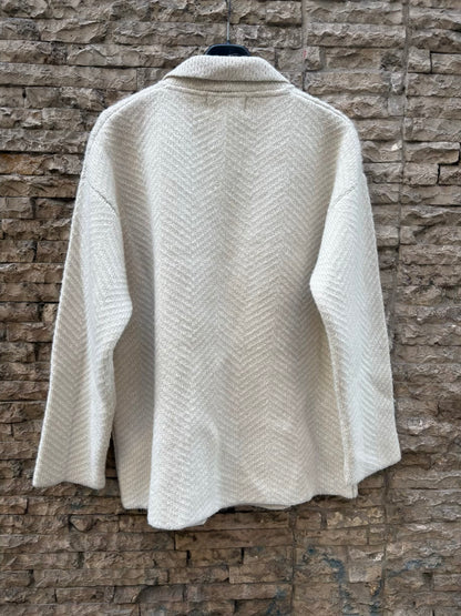 MAISON ANJE. Chaqueta beige con lana detalle botón