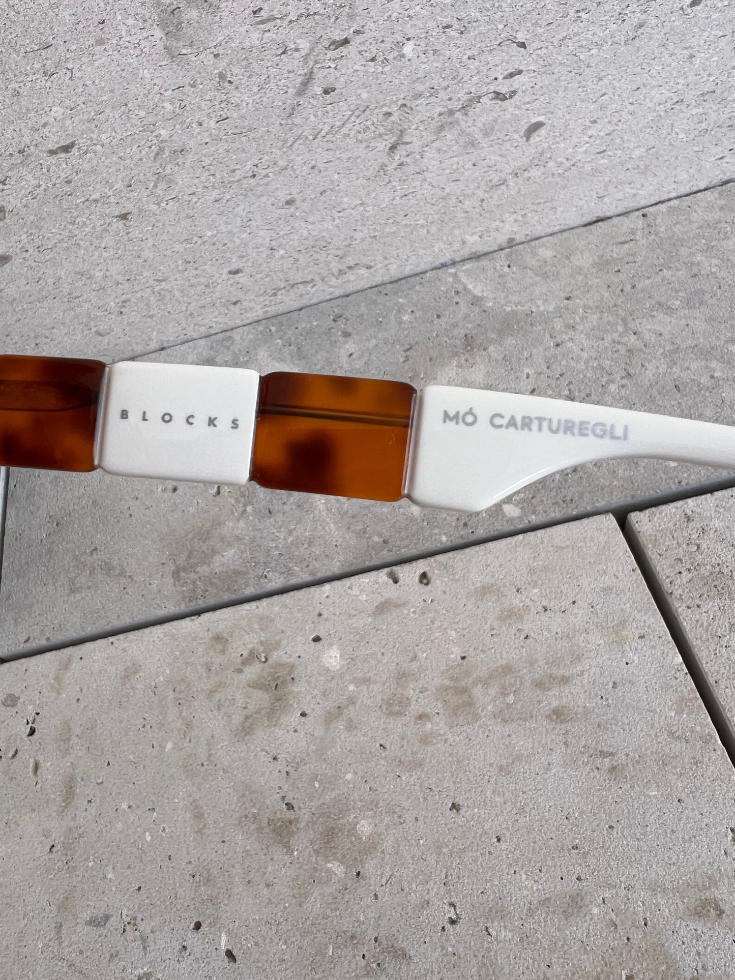 MÓ CARTUREGLI. Gafas de sol montura bicolor