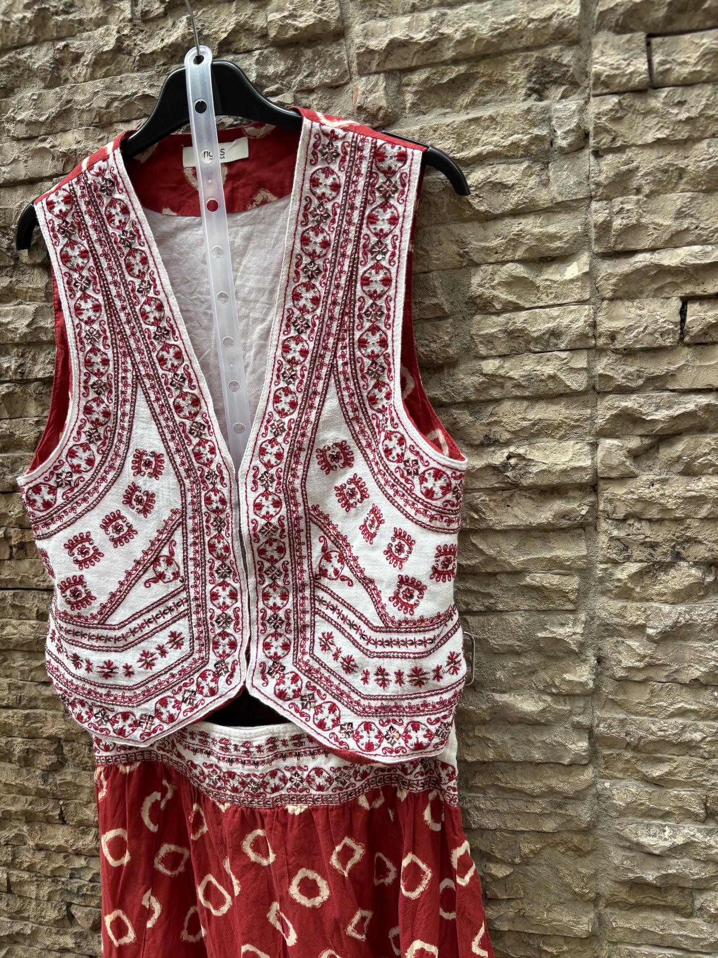 INTROPIA. Total look top y falda lino abalorios