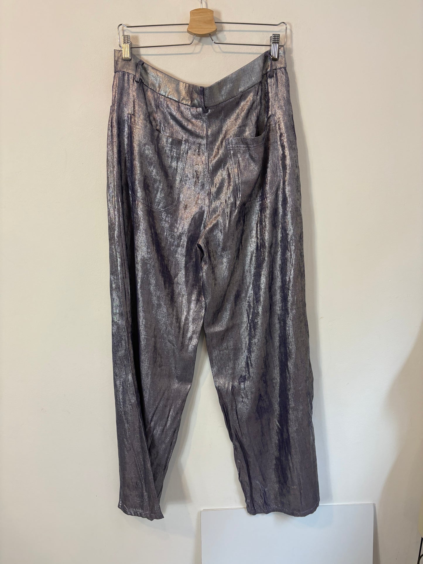 INTROPIA. Pantalón fluido brillo