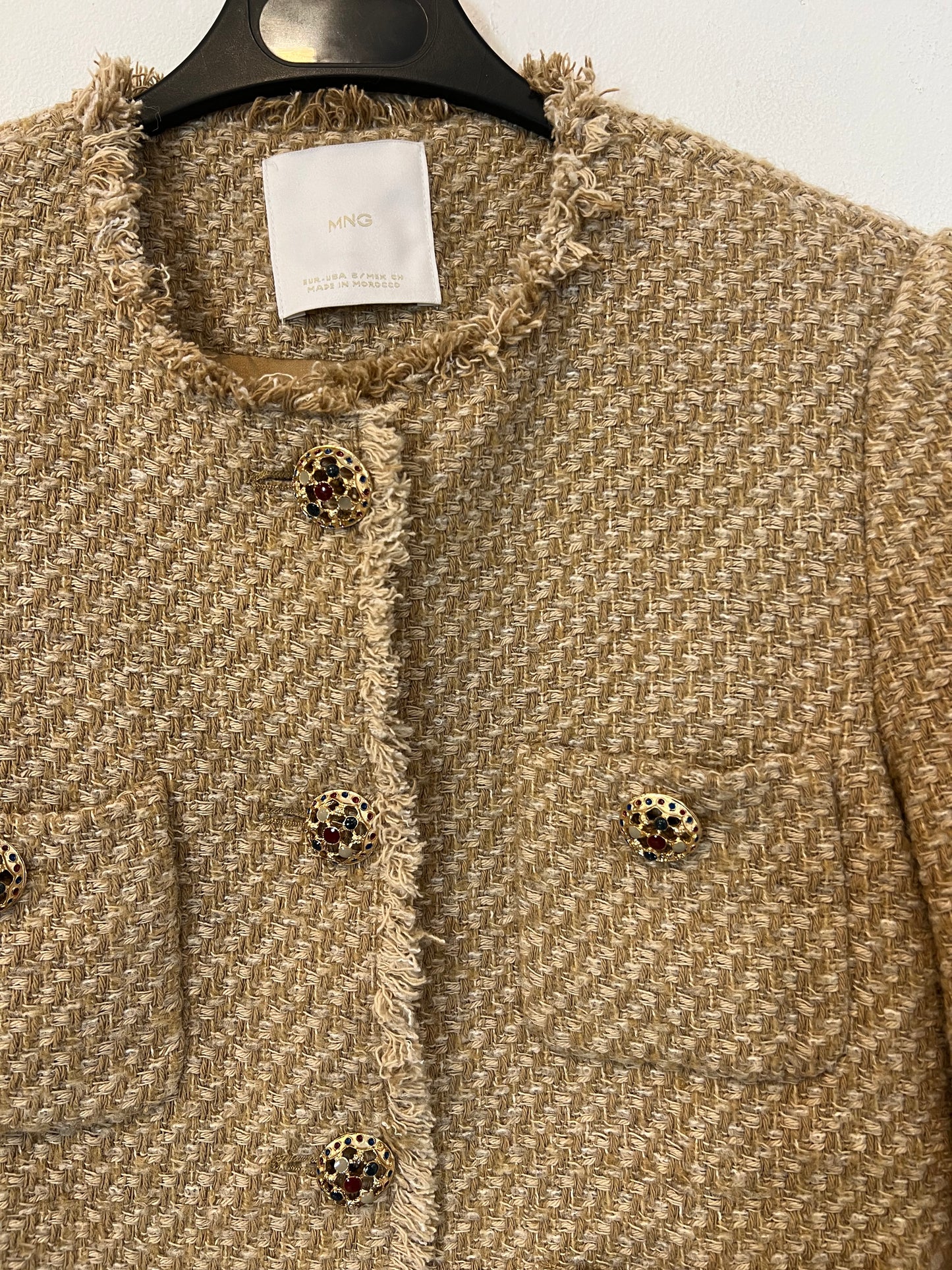 MANGO. Chaqueta tweed botones joya