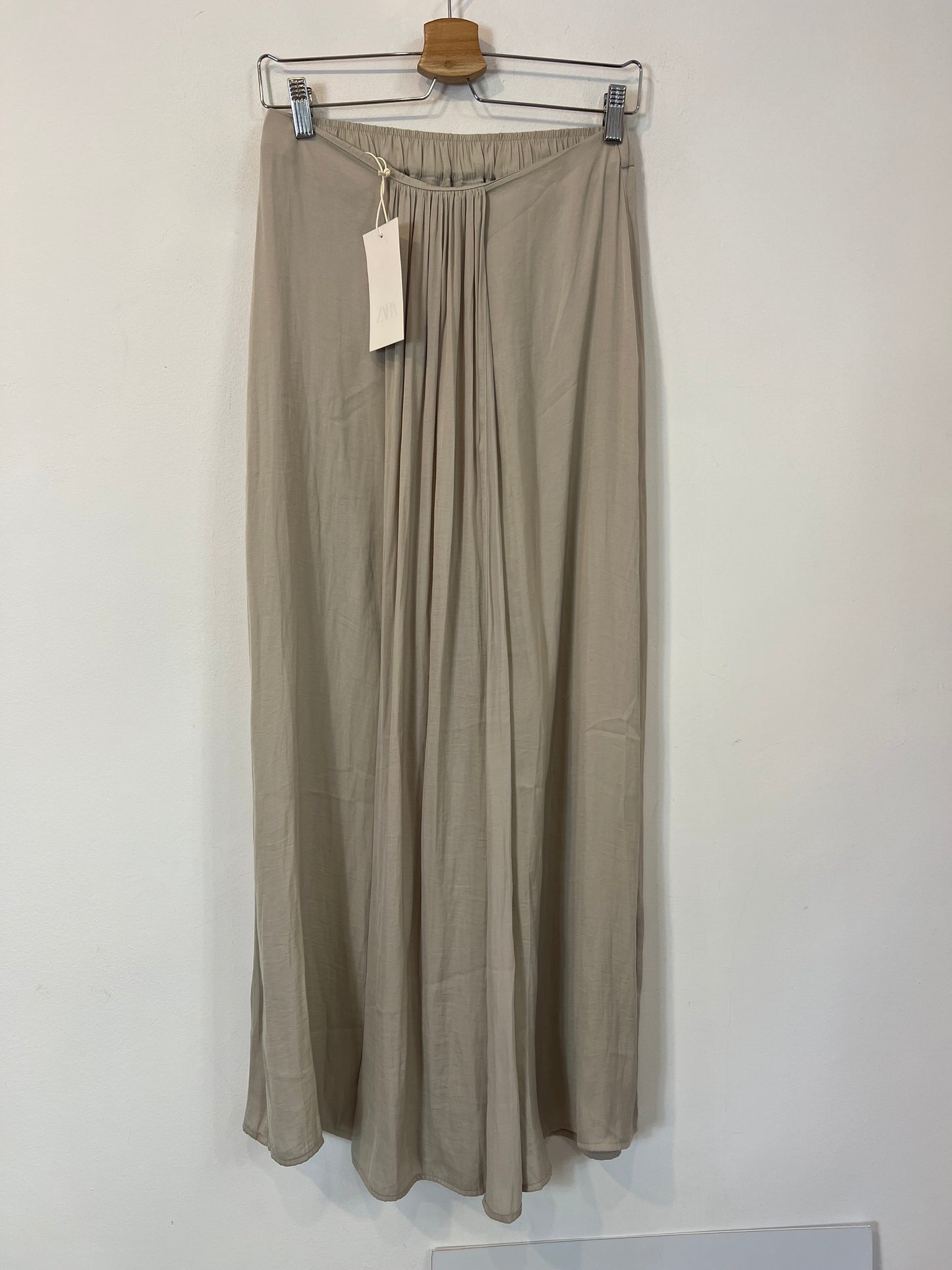 ZARA. Pantalón falda tipo fluida
