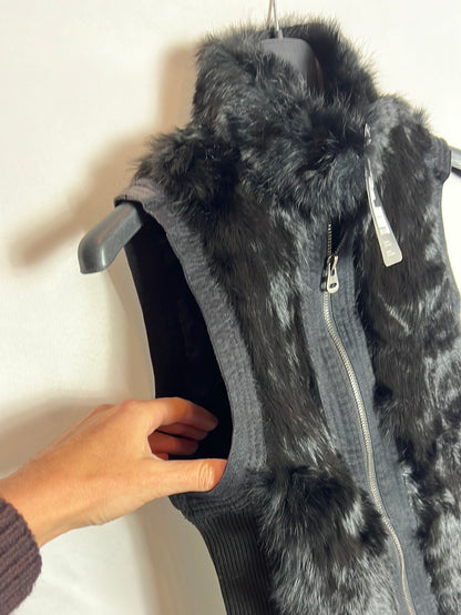 OTRAS. Chaleco punto y pelo de conejo negro. T M