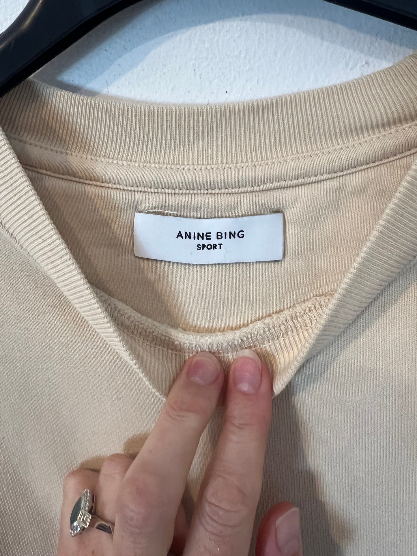 ANINE BING. Sudadera beige letras