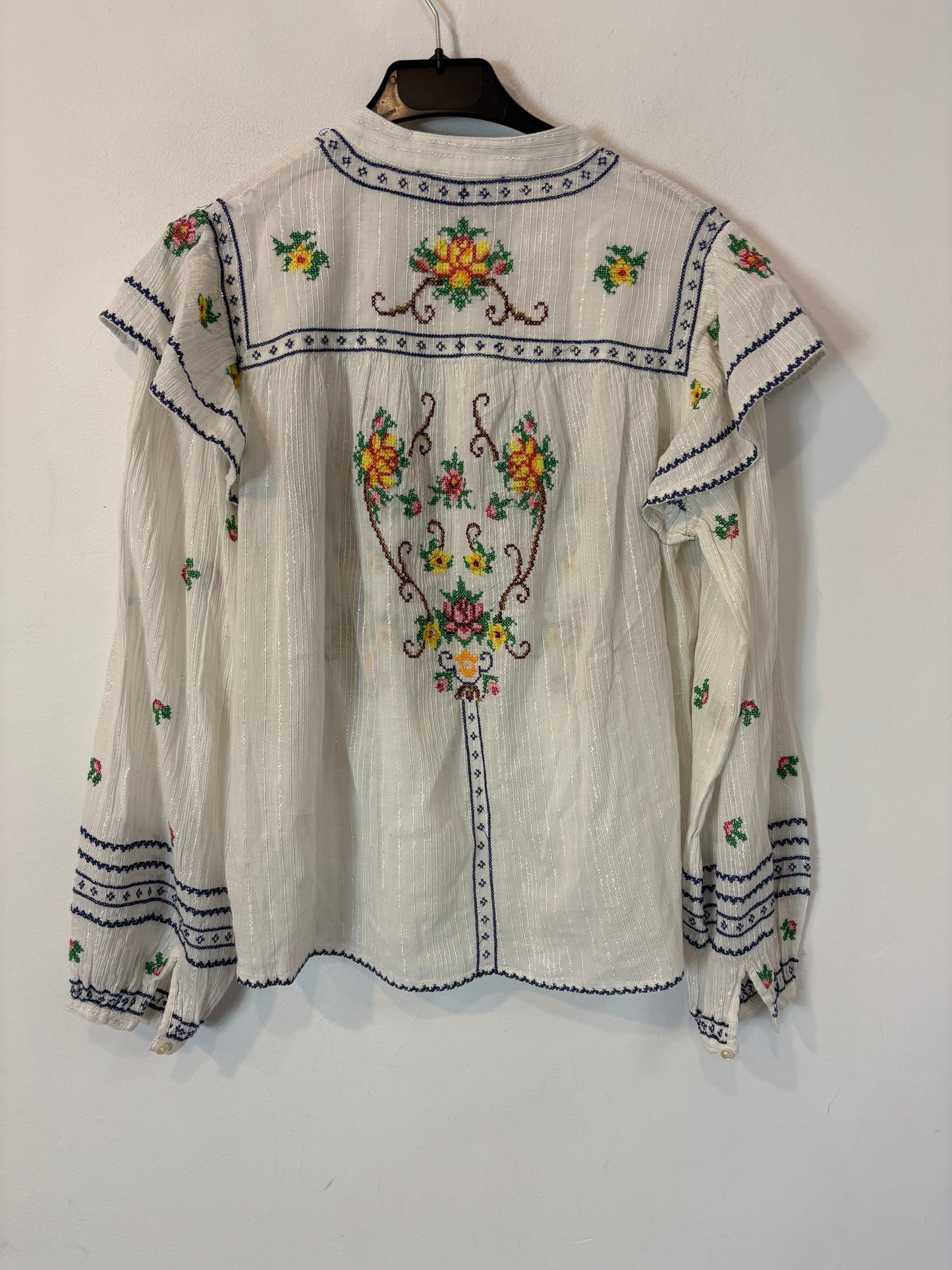 BERENICE. Blusa blanca bordados