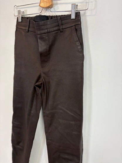 MON & PAU. Pantalón piel en marrón