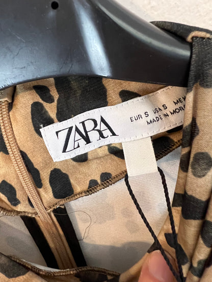 ZARA. Vestido corto  animal print hombreras.. T S