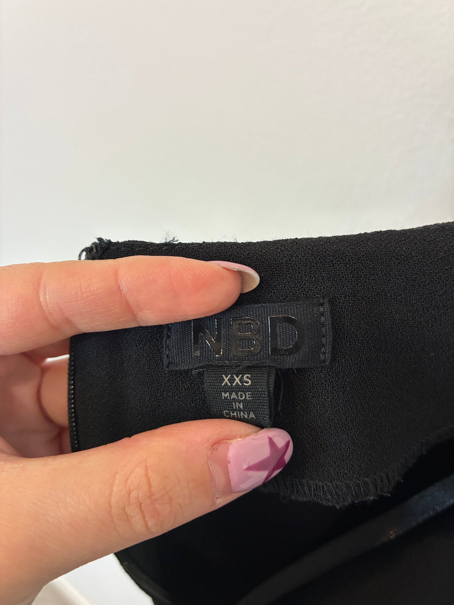 NBD. Mono negro largo espalda al aire