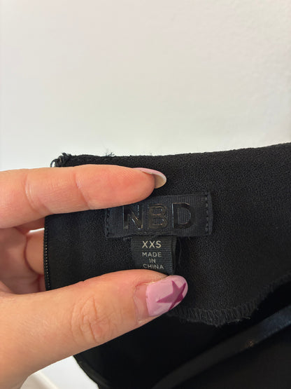 NBD. Mono negro largo espalda al aire