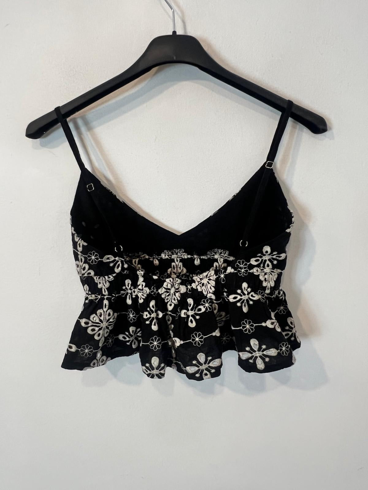 SUBDUED. Crop top negro bordado