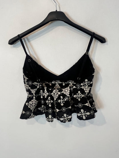SUBDUED. Crop top negro bordado