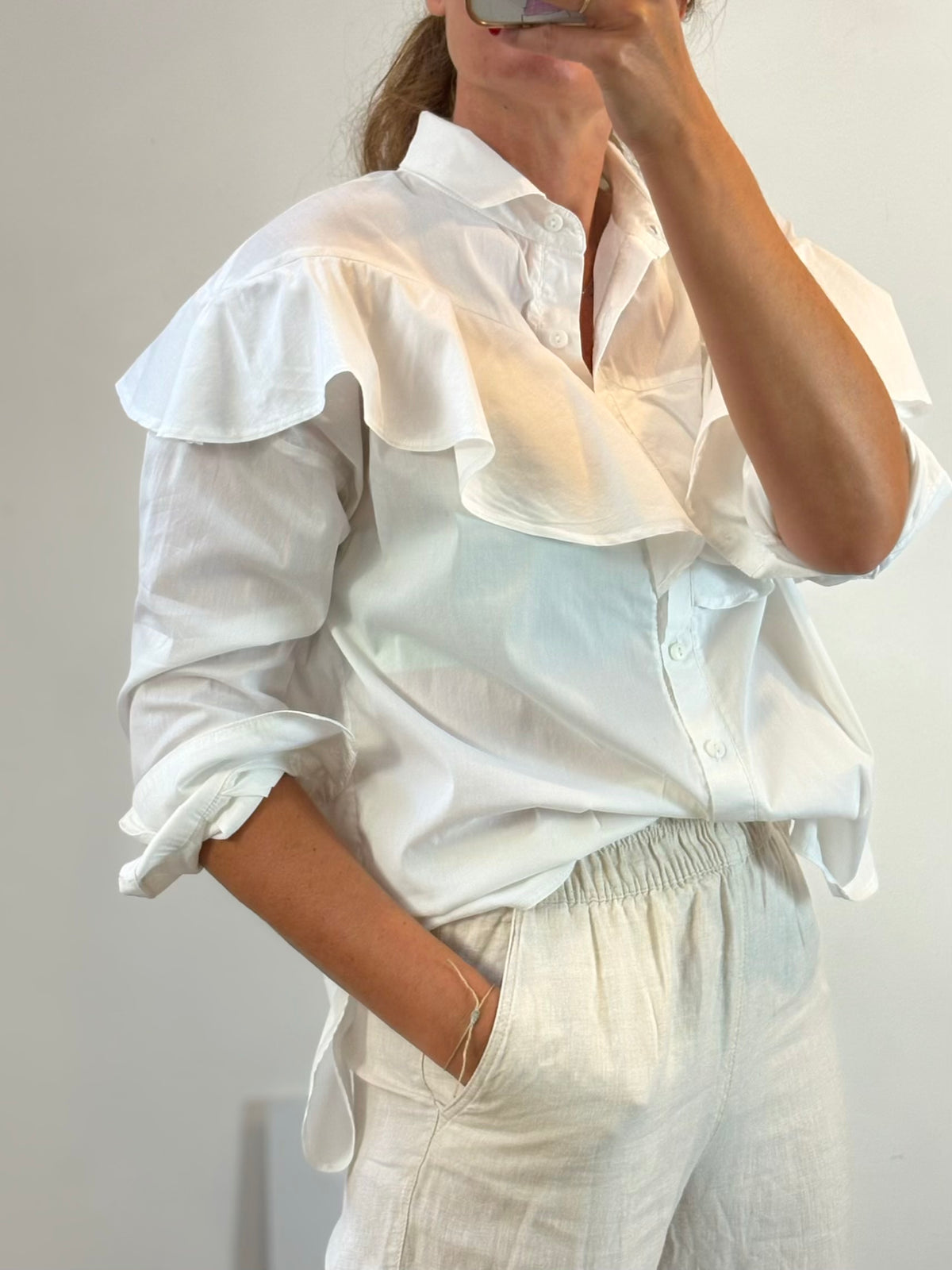 AMPI VERA. Blusa blanca fluida volante