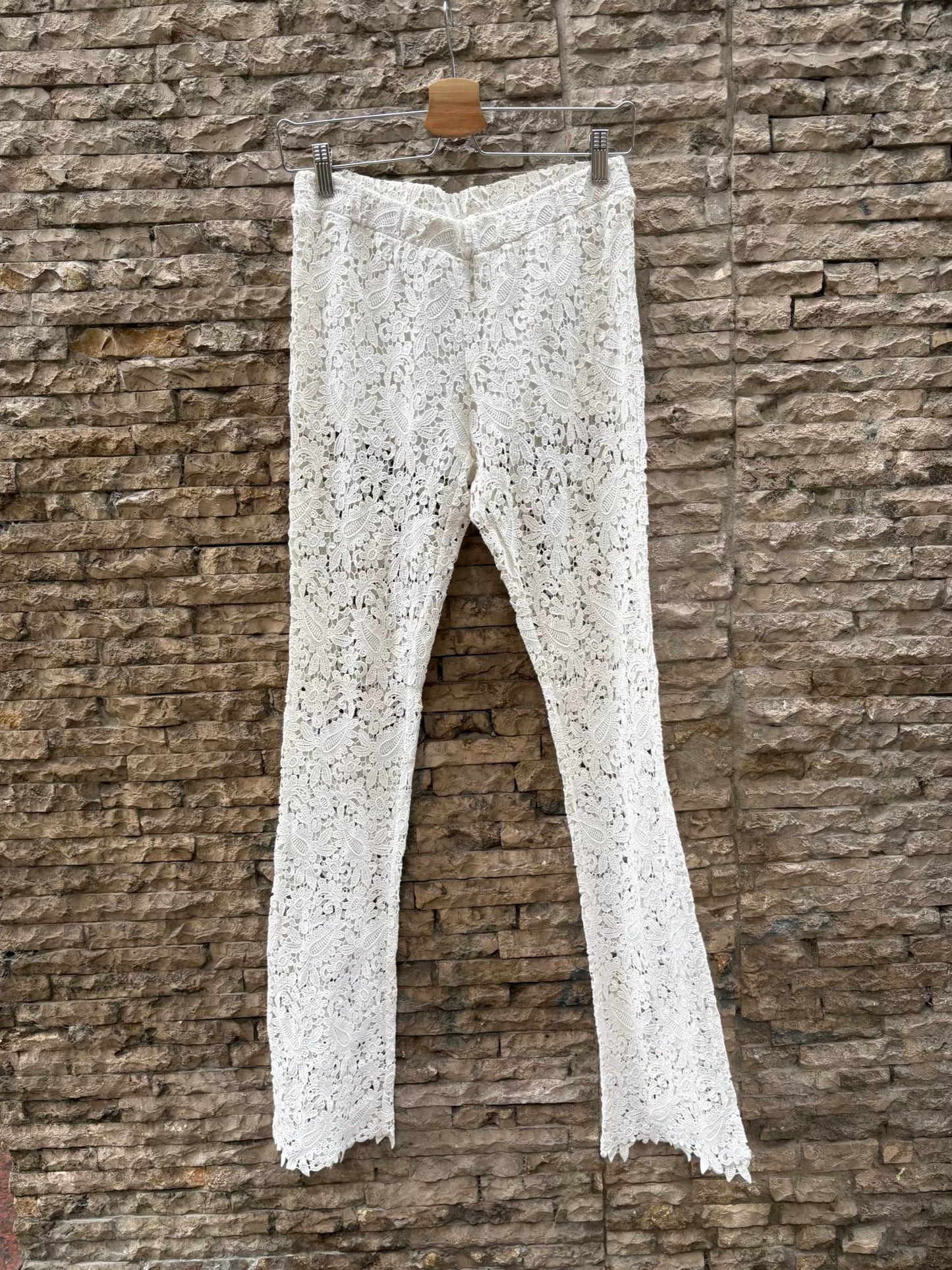 MAJE. Pantalón troquelado color crudo