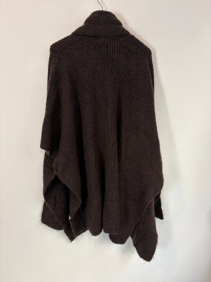 ZARA. Capa marrón lazada