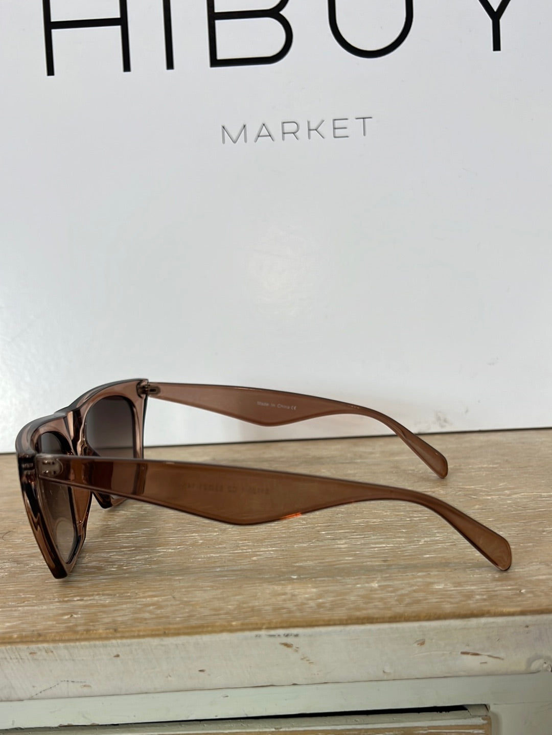 OTRAS. Gafas de sol semitransparentes